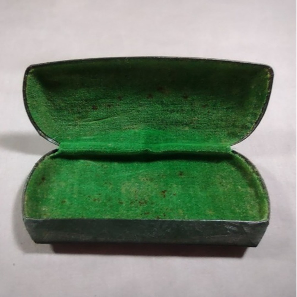 Antique spectacle/glasses case green outer / green velvet liner steampunk